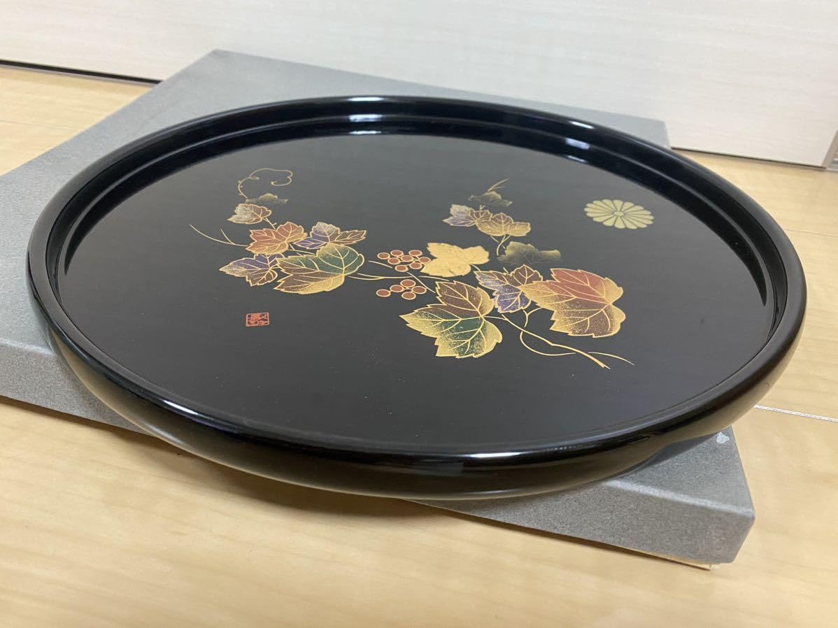 Amazon.co.jp: 上品な菊紋入り丸盆 金彩蒔絵滑り止め付き黒色葡萄ツタ