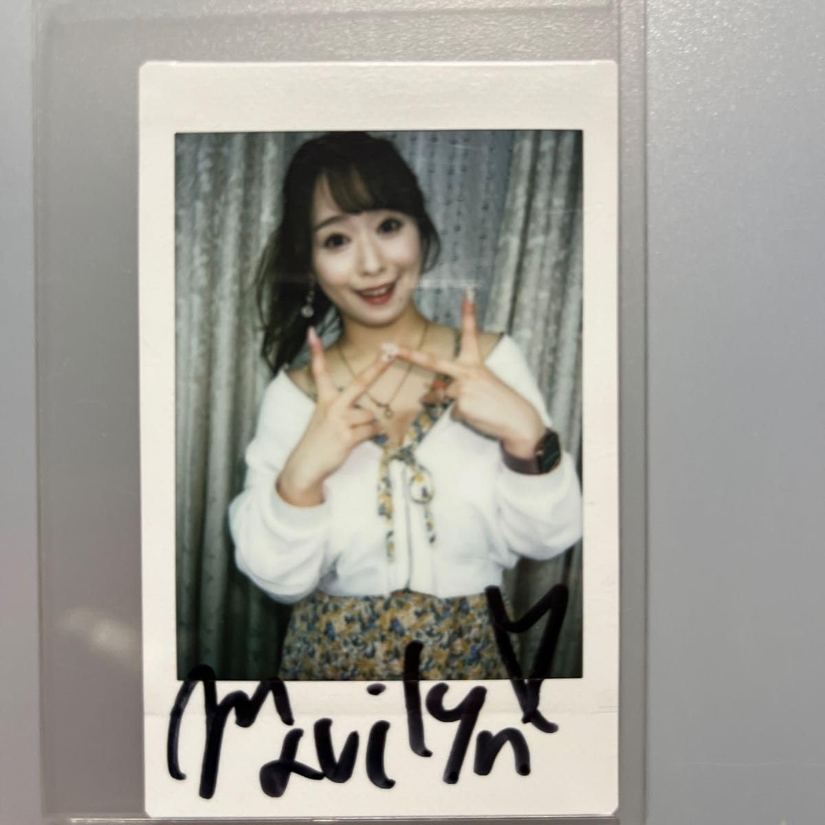 Amazon.co.jp: 白石茉莉奈 直筆サイン入りチェキ : おもちゃ