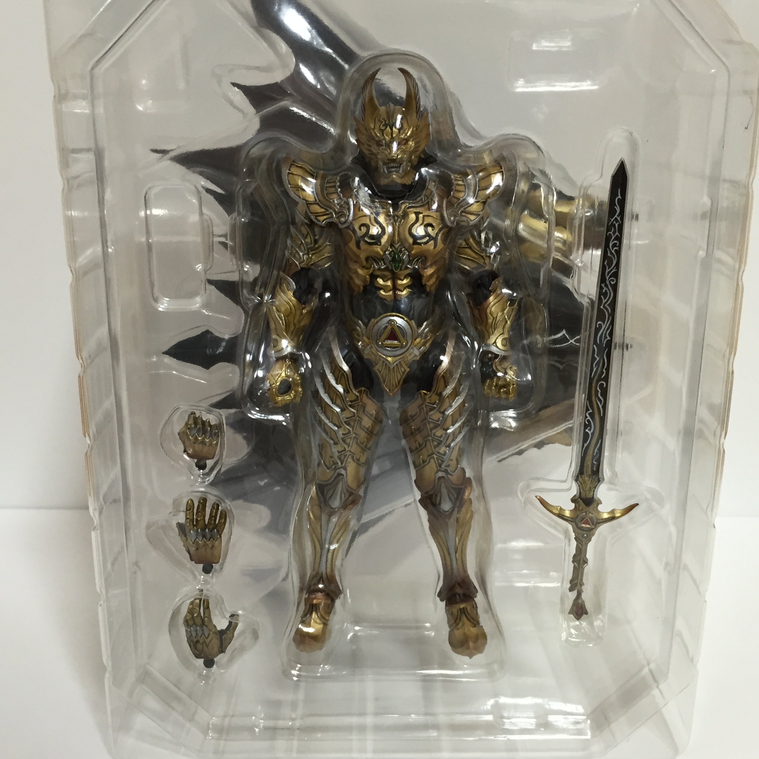 Amazon.co.jp: 牙狼 GARO ～闇を照らす者～ 魔戒可動 黄金騎士 ガロ