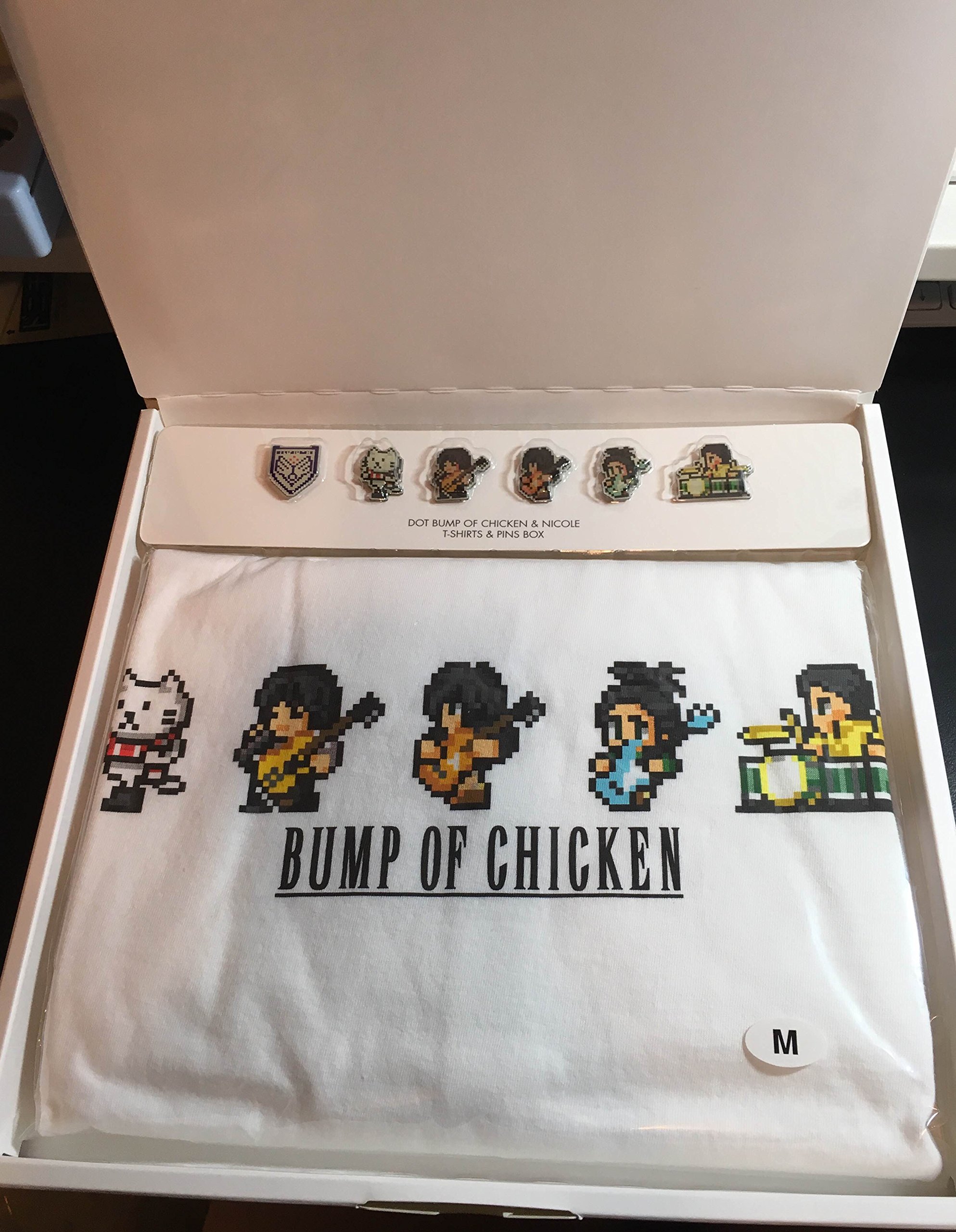 Amazon.co.jp: BUMP OF CHICKEN FF コラボ Tシャツ ピンバッジ Mサイズ