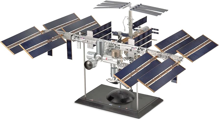 Amazon | ドイツレベル ISS 国際宇宙ステーション 1/144 R04841