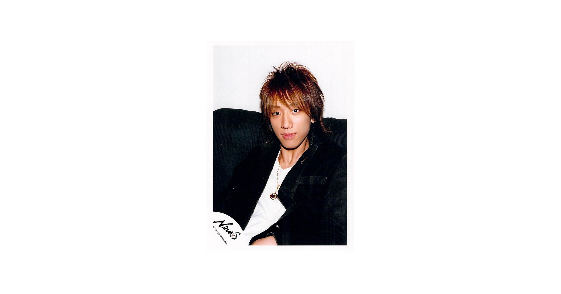 Amazon.co.jp: NEWS 小山慶一郎 【公式写真・スリーブ付き】 a 010