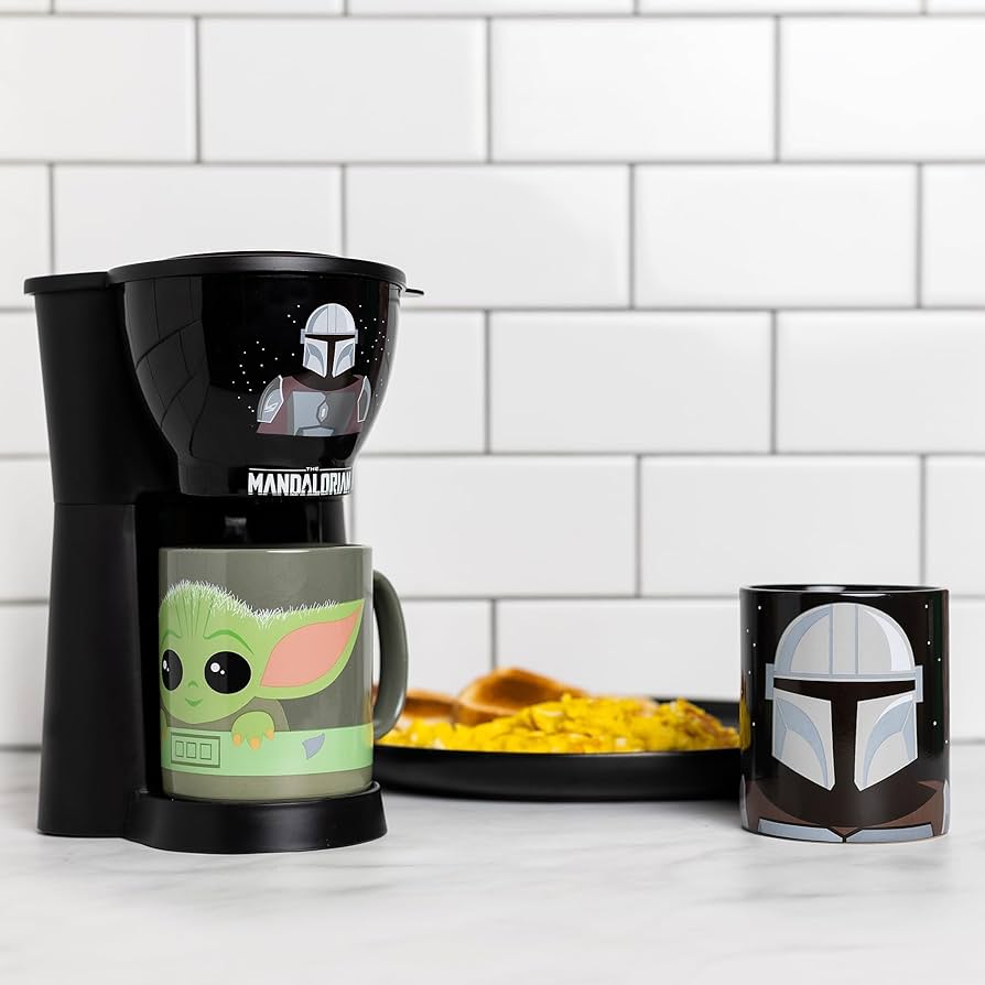 Amazon.com: Uncanny Brands Star Wars The Mandalorian & Baby Yoda