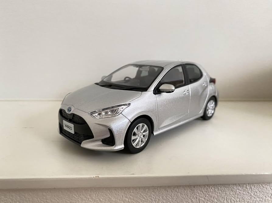 Amazon | ヤリス ミニカー 1/30 シルバーメタリック 1F7 カラー