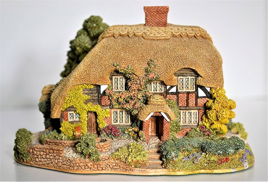 Amazon.co.jp: Lilliput Lane Honeysuckle Cottage 1992 L0250 : Home