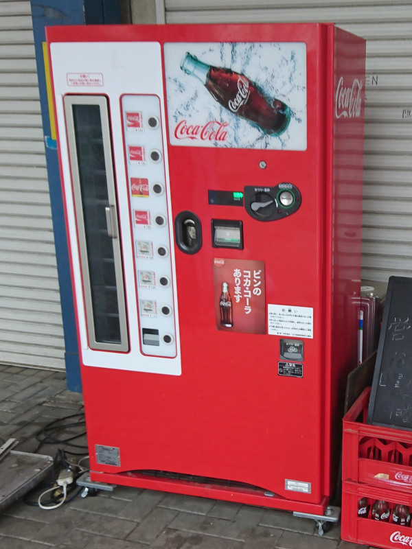 町田駅前で数少ない「瓶コカコーラ自販機」東急ハンズから撤去。設置
