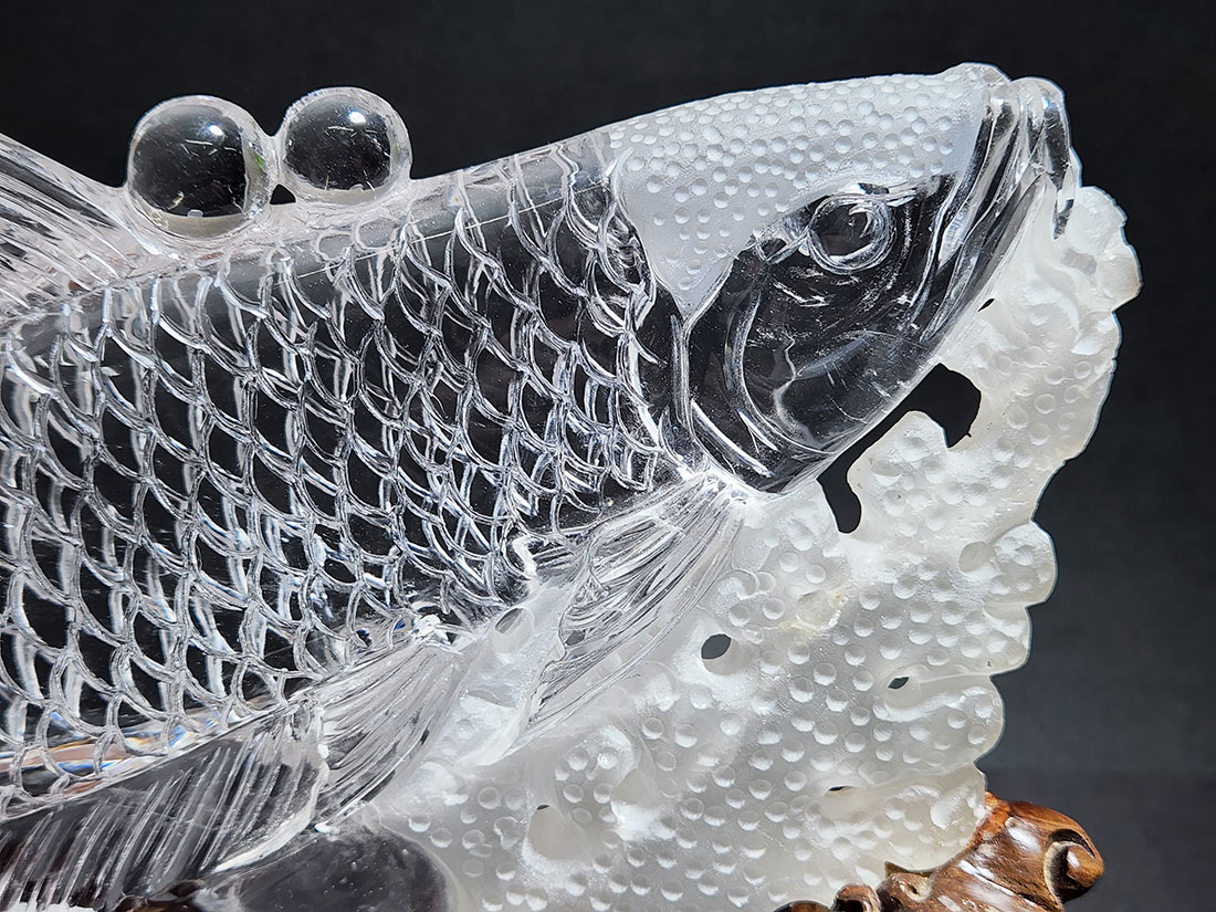 水晶 アロワナ彫刻 (木製台座付き)
