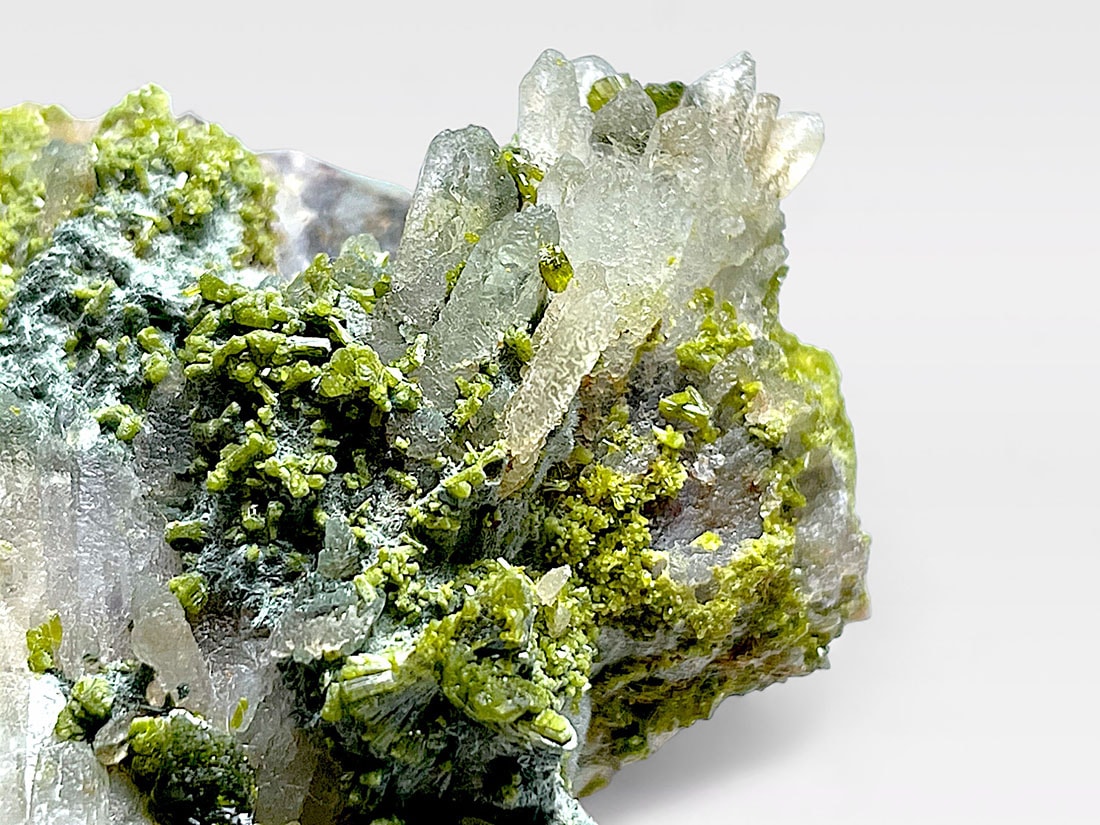 四川省産 エピドート with 水晶 クラスター / Epidote with Quartz