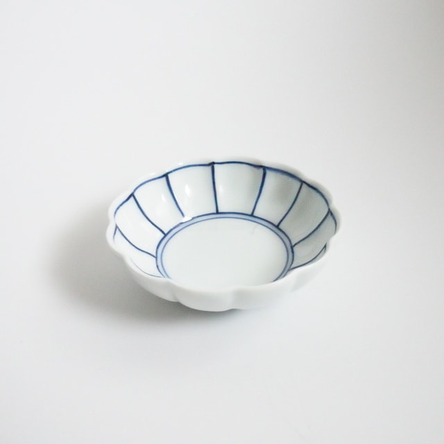 有田焼 手描き線紋 菊割小付 青 ｜ 四季折々のおしゃれな和食器通販