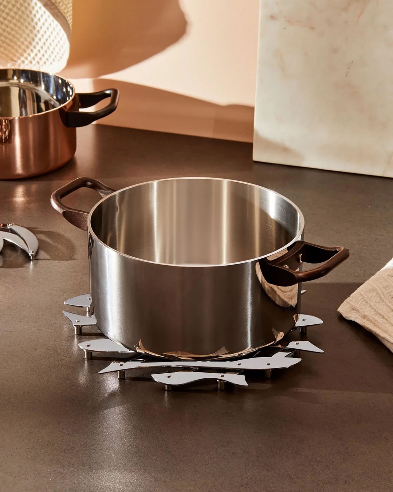 Pescher 折り畳み式なべしき【DUL03】｜ALESSI JAPAN（アレッシ