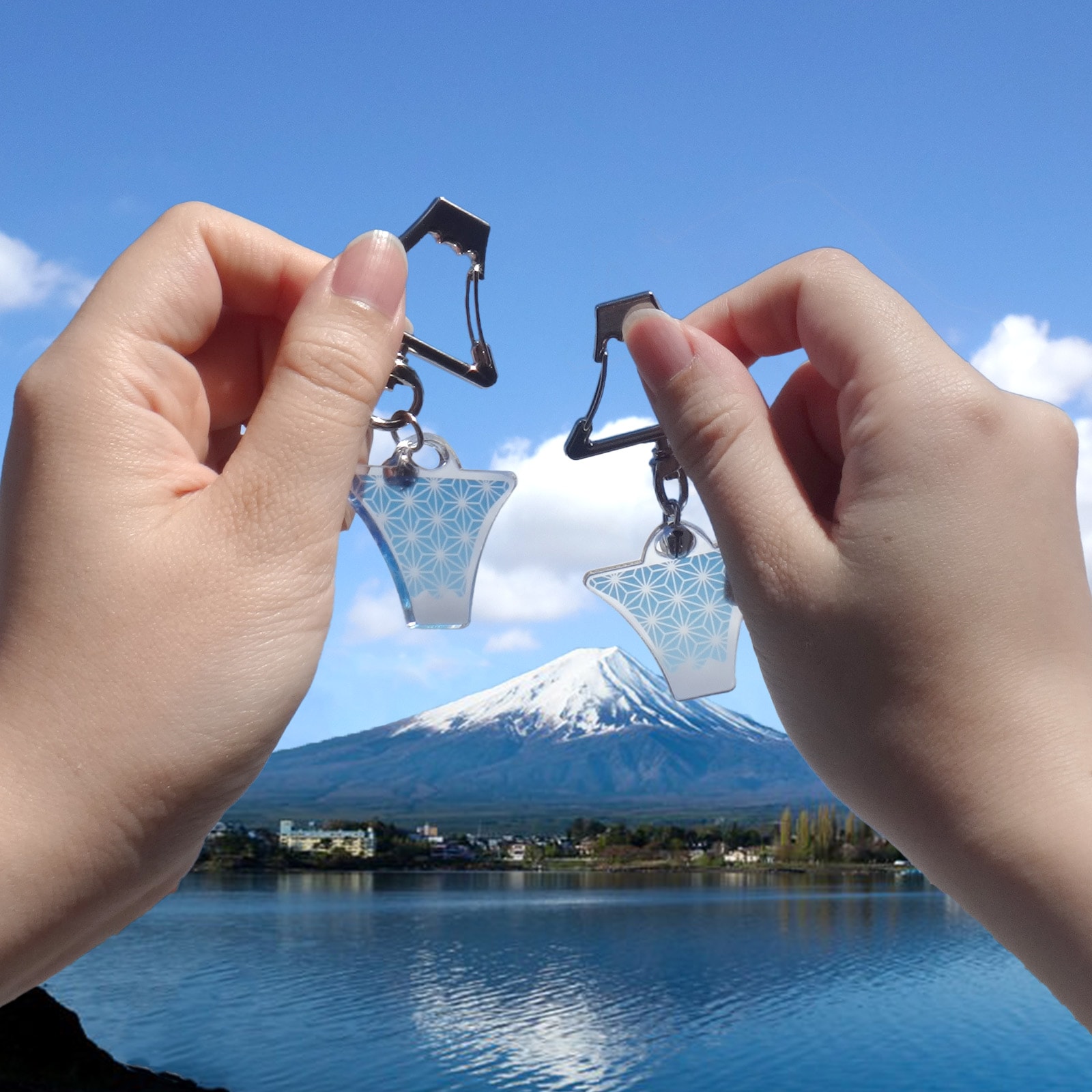 富士山キーホルダー アクリルチャーム 台紙入り 逆さ富士 ブラック 影