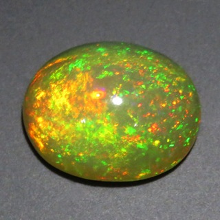 エチオピアオパール ルース 3.35ct 淡橙の地色に緑 橙 青の遊色