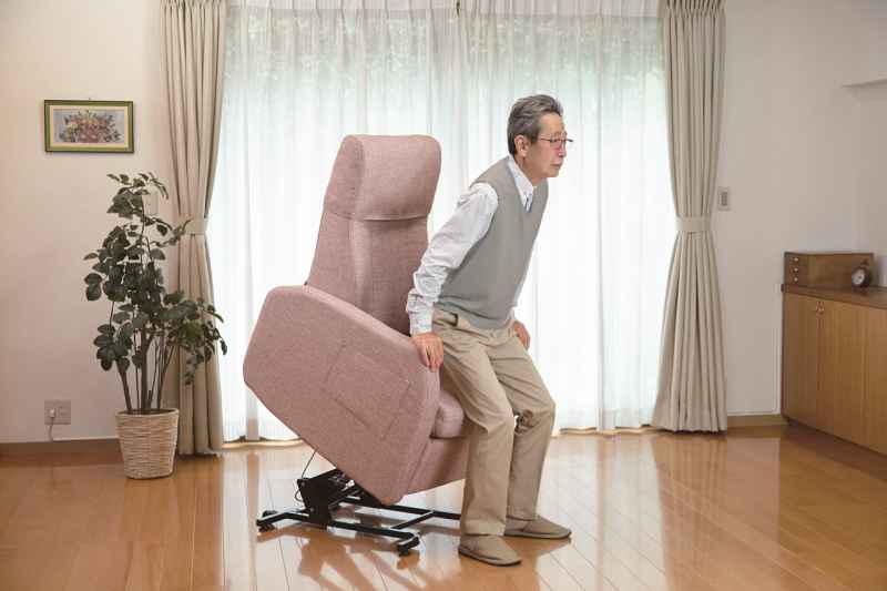 立ち上がり補助ができる椅子「リフトアップチェア400N1」 | フランス