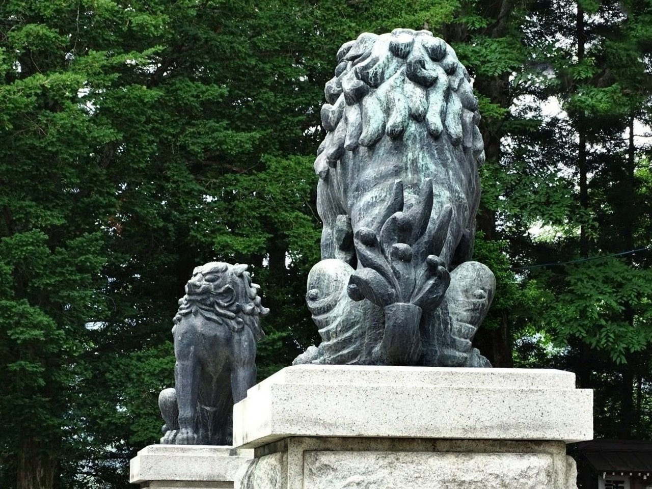 青銅製では日本一の高さと言われる手前背中「獅子」と向こう正面「狛犬