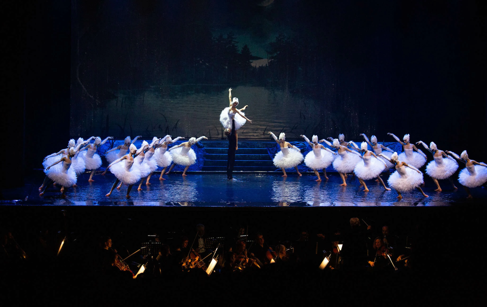 水の演出で踊る古典バレエ「白鳥の湖」が8月に開催