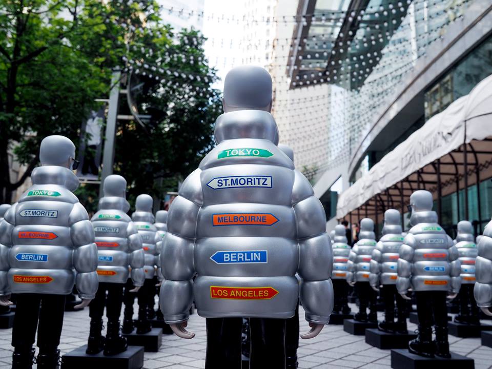香港の街を1万体のフィギュアがジャック！ 「モンクレール」が旗艦店