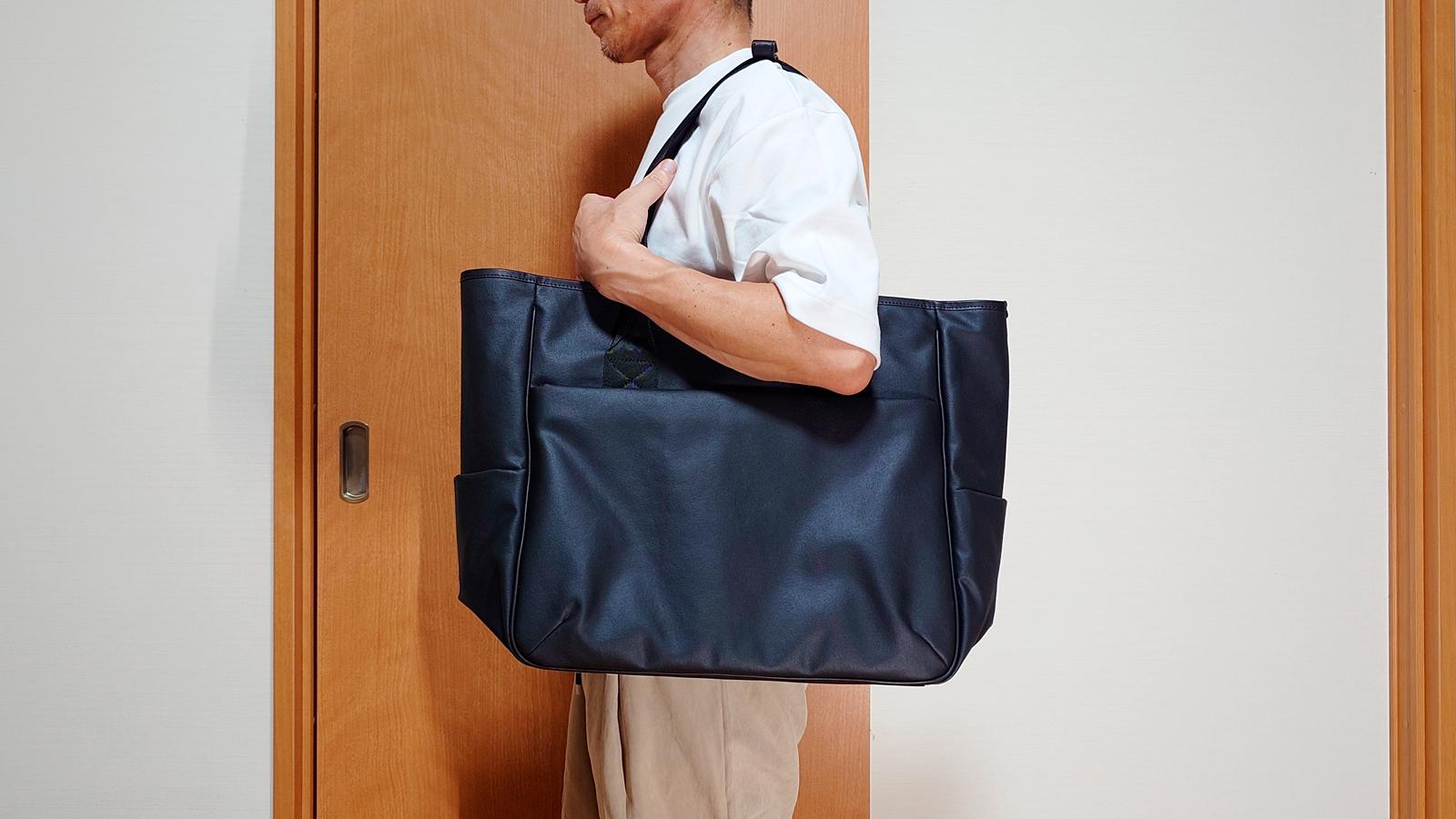 色褪せない高耐久素材を採用。機能的で使い勝手のいいトートバッグが