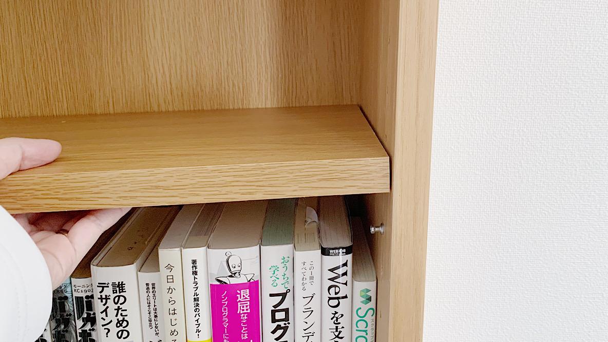 無印良品の薄型本棚で、かさばる本をすっきり。狭い部屋にも置きやすい