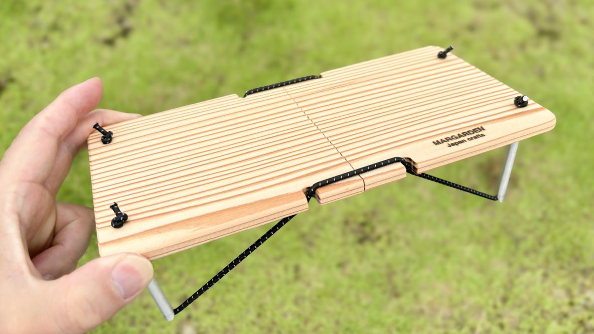 スマホの約半分の軽さで、手のひらサイズの木製テーブル。このギミック