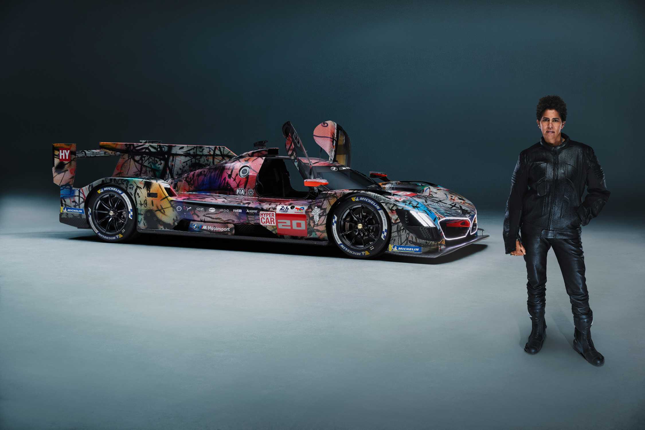 世界に一つだけの「BMWアート・カー」、日本で初展示
