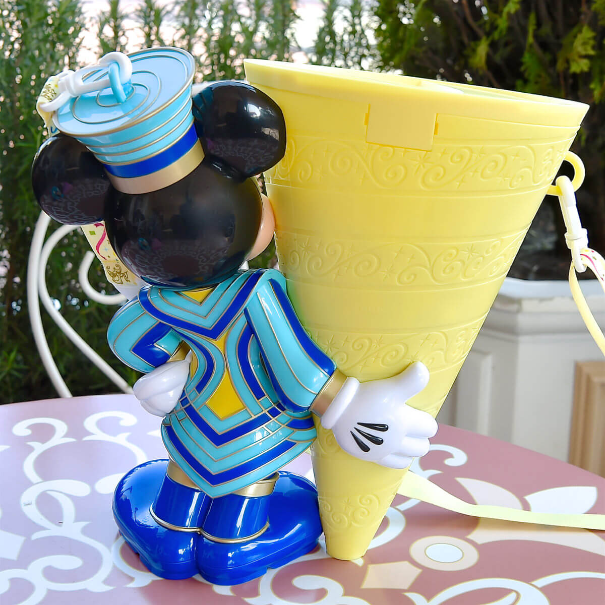 ミッキーがクラッカーでお祝い！東京ディズニーリゾート35周年