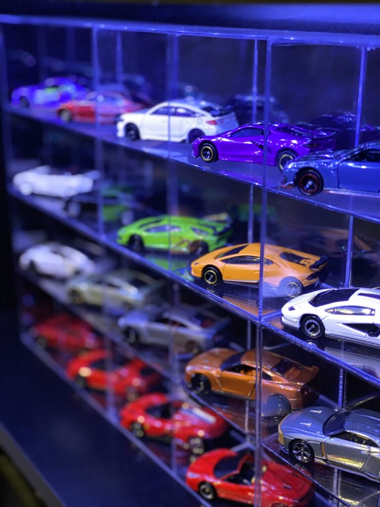 ダイソーのコレクションケースが大活躍！トミカを美しく飾る方法