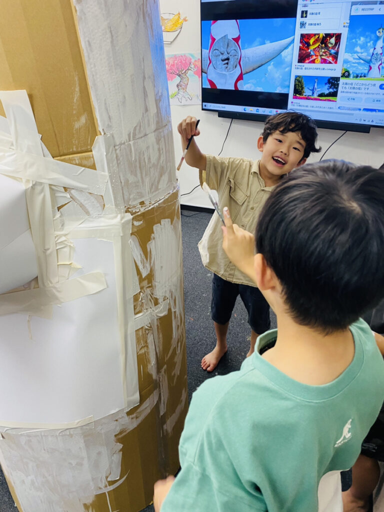 巨大でリアルな「太陽の塔」を子供たちがつくりました！ダンボール造形