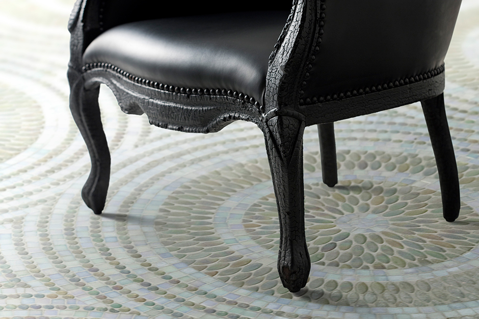 あえて燃やすことで美しさを問う「スモークシリーズ」｜moooi Japan