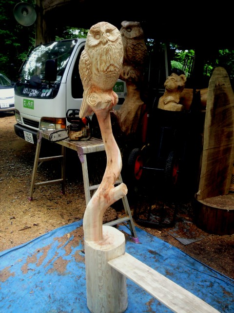 彫刻ふくろうチェンソーアートベンチ: 森の楽園(R)仙台・蔵王・フクロウ