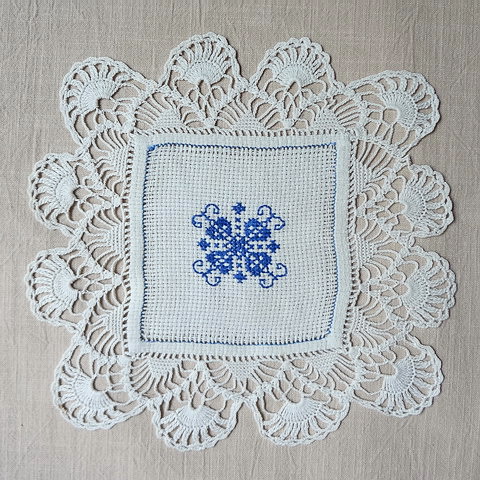 ハンガリー ヴィンテージ 刺繍ドイリー レース編み 21cm - мороженое