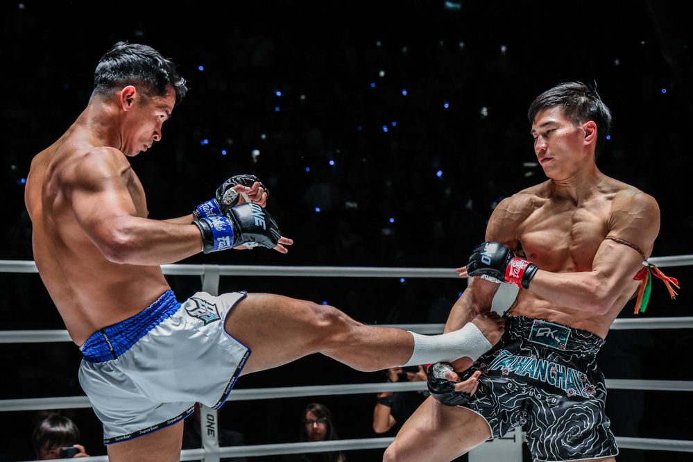 ONE FF46】スーパーボンの右に耐えたタワンチャイ。蹴りを散らして距離