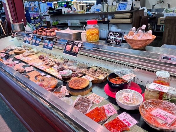 八王子】インパクト抜群！市場のお肉屋さん『肉八工房』のチキンレッグ