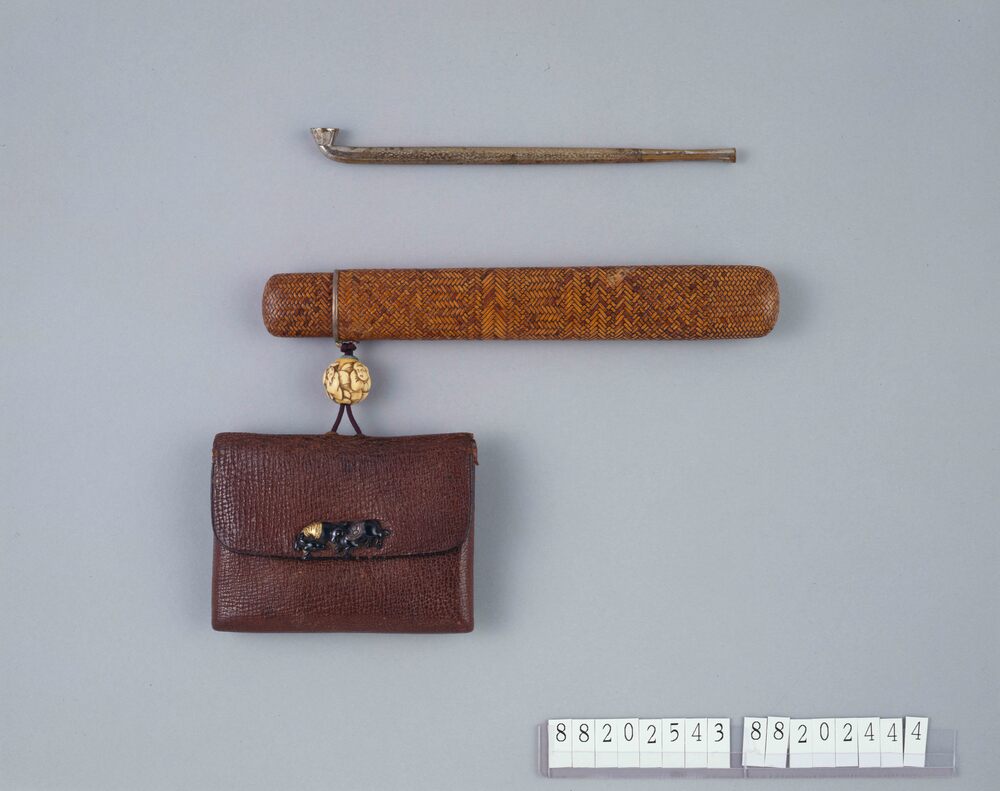 桟留革腰差したばこ入れ | ToMuCo - Tokyo Museum Collection