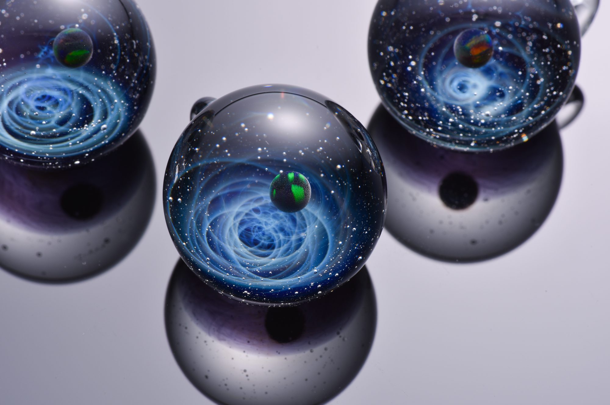 宇宙を閉じ込めたガラスアートを BAR 空間で味わう『宇宙ガラス販売会