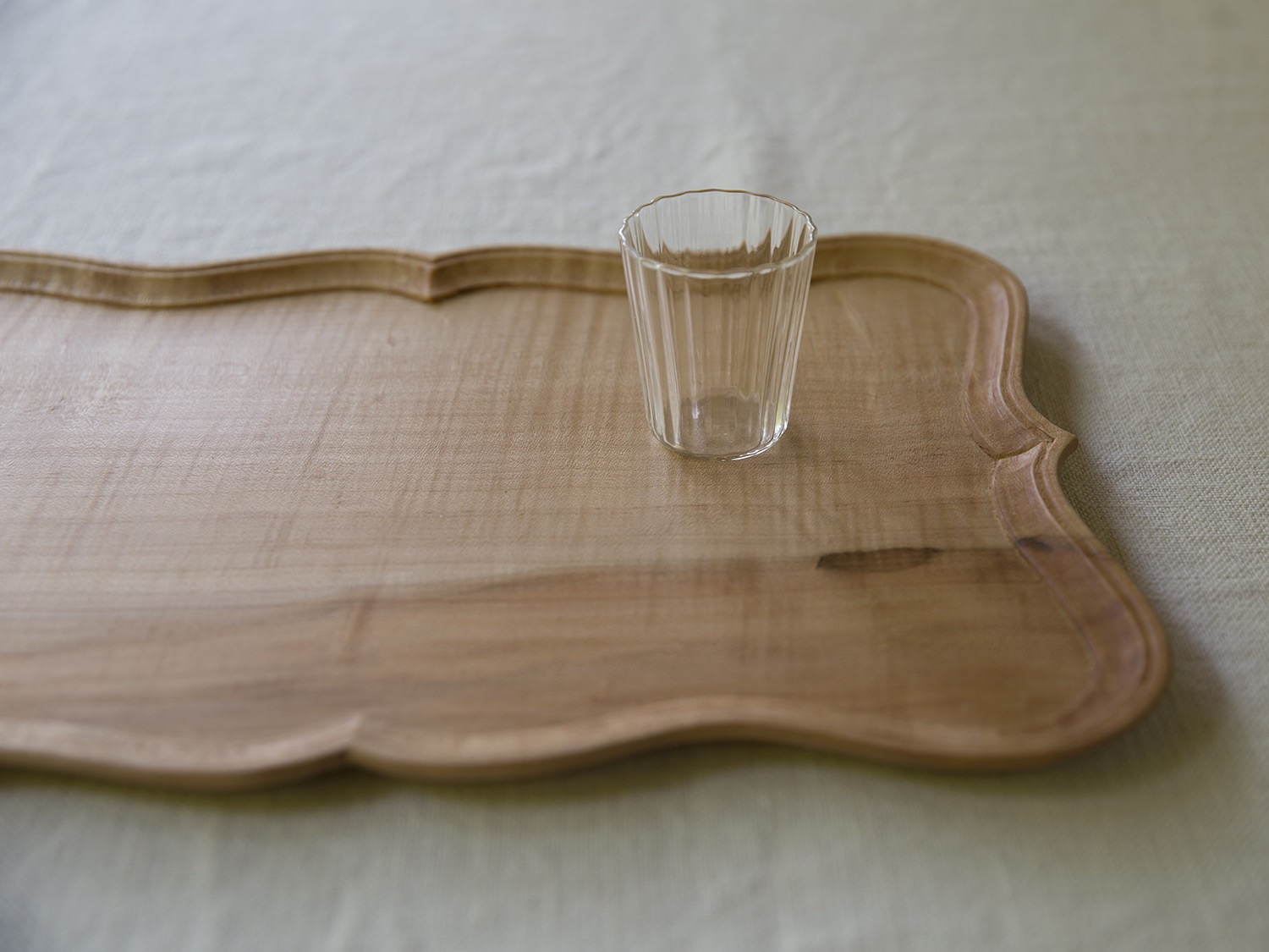 佃 眞吾さんのButterfly Tray。曲線が美しい綺麗な形のトレイです