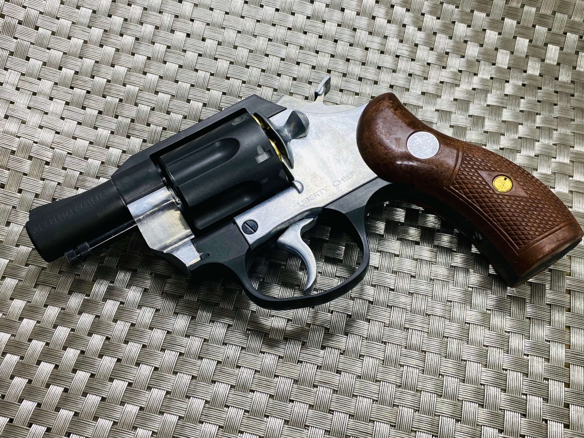 LIBERTY CHIEF アクション リバティチーフ モデルガンのレビューです