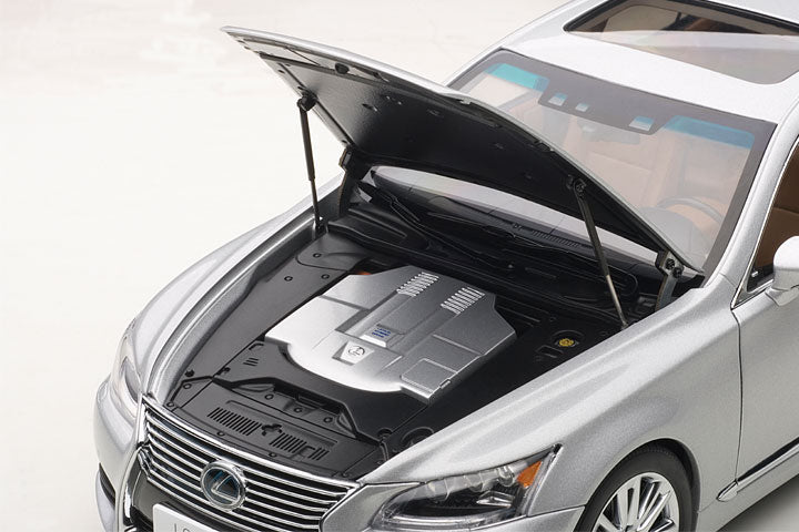 1/18 AUTOART 78841 Lexus LS600hL (Sonic Silver) – Network Shuttle