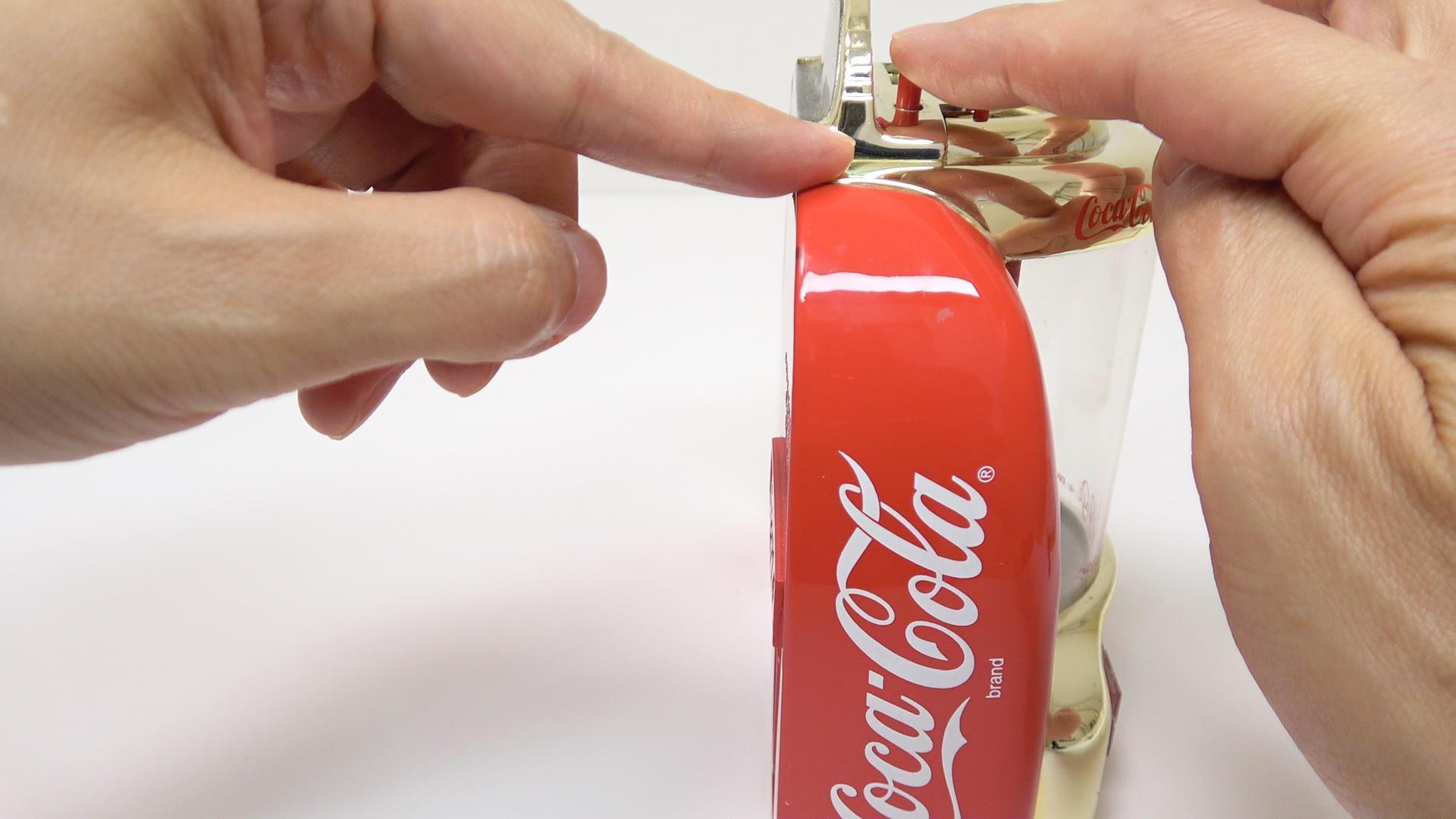 コカ・コーラのジュークボックス型のレトロな貯金箱。1996年製のレアな