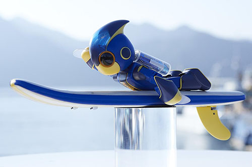 2本の乾電池で動く小型ロボット、瀬戸内海を3km泳ぎギネス記録に