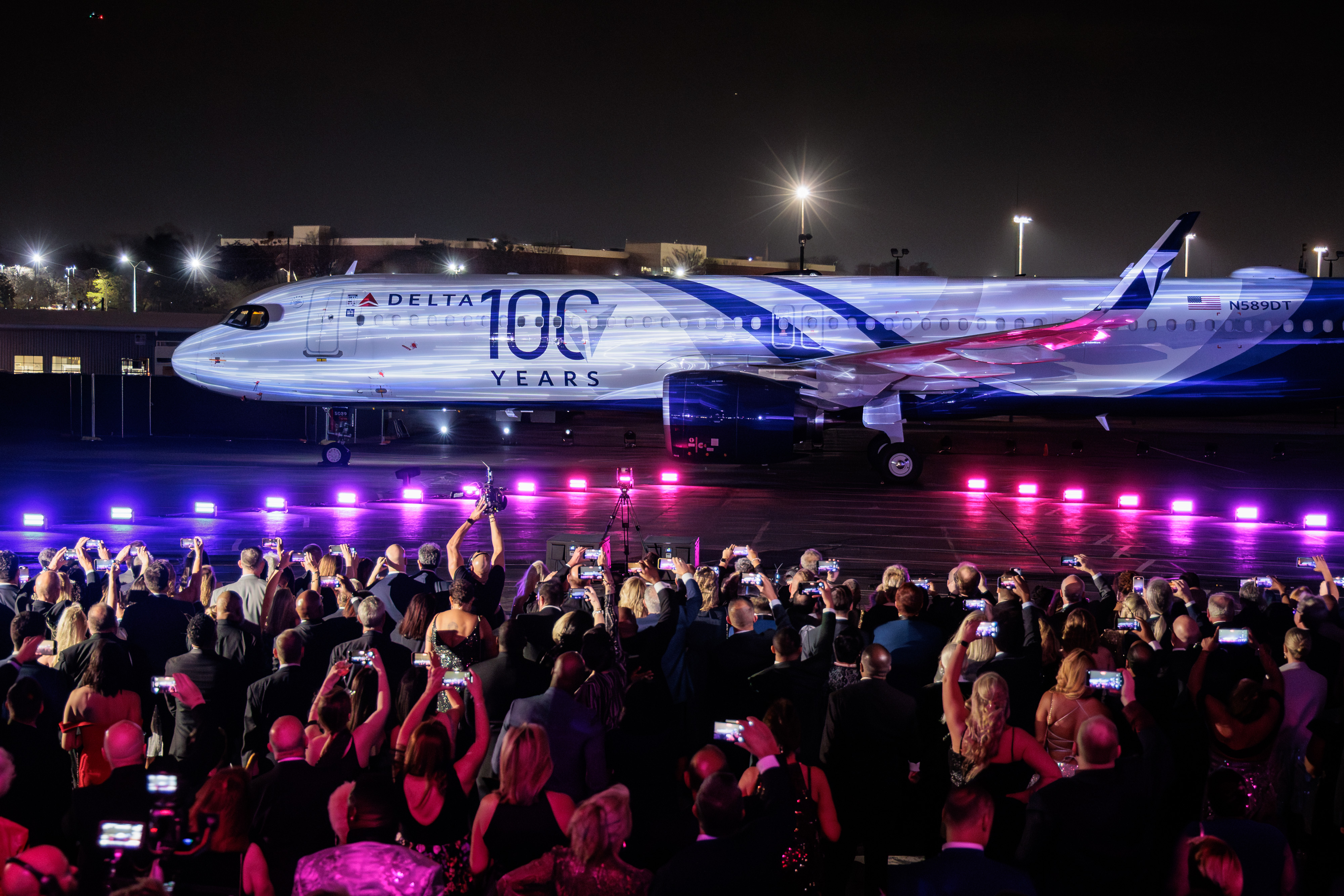 デルタ航空、創立100周年特別塗装機を公開 | Delta News Hub
