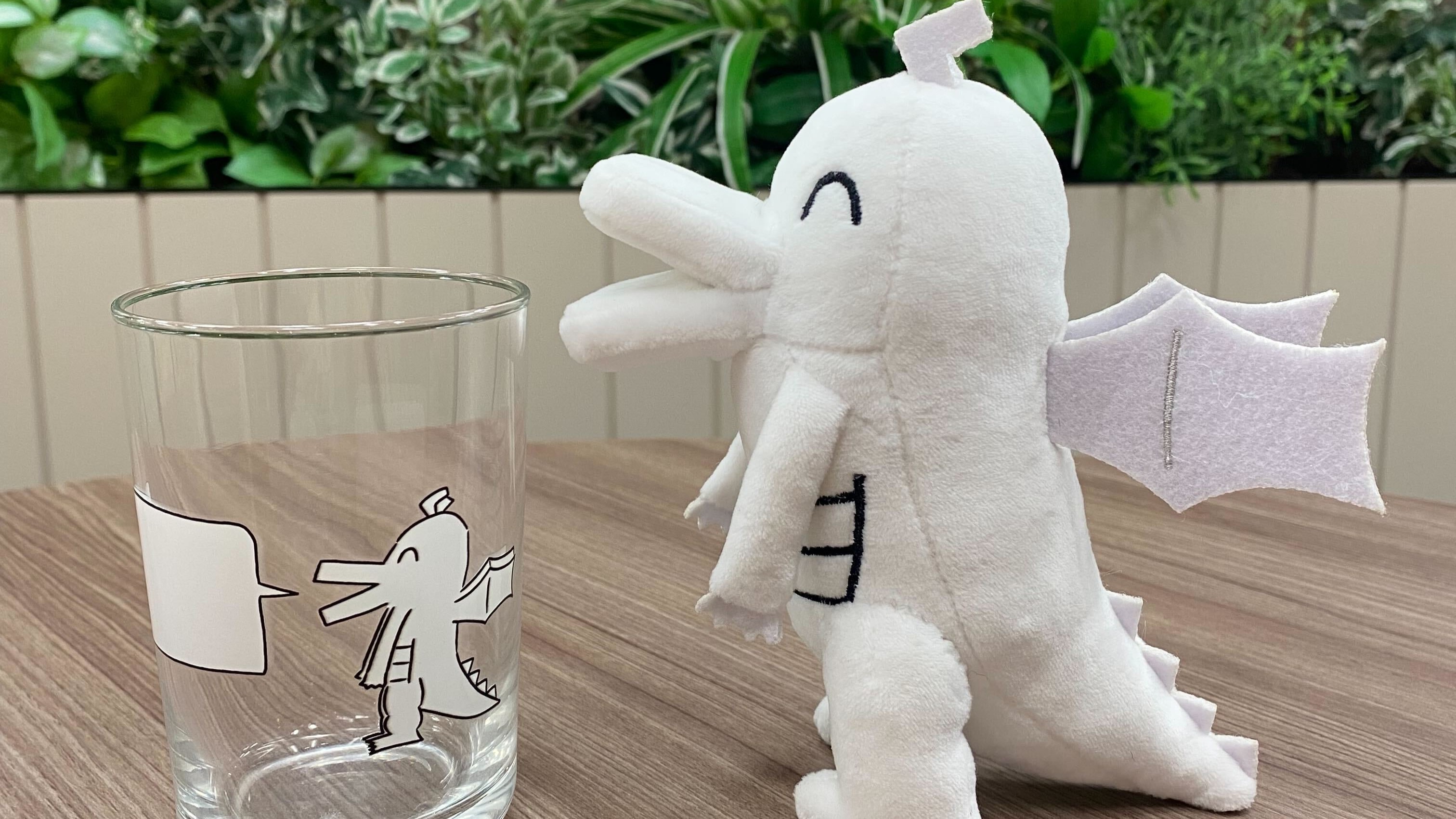 好きな総菜発表ドラゴン」のぬいぐるみとグラスが発売