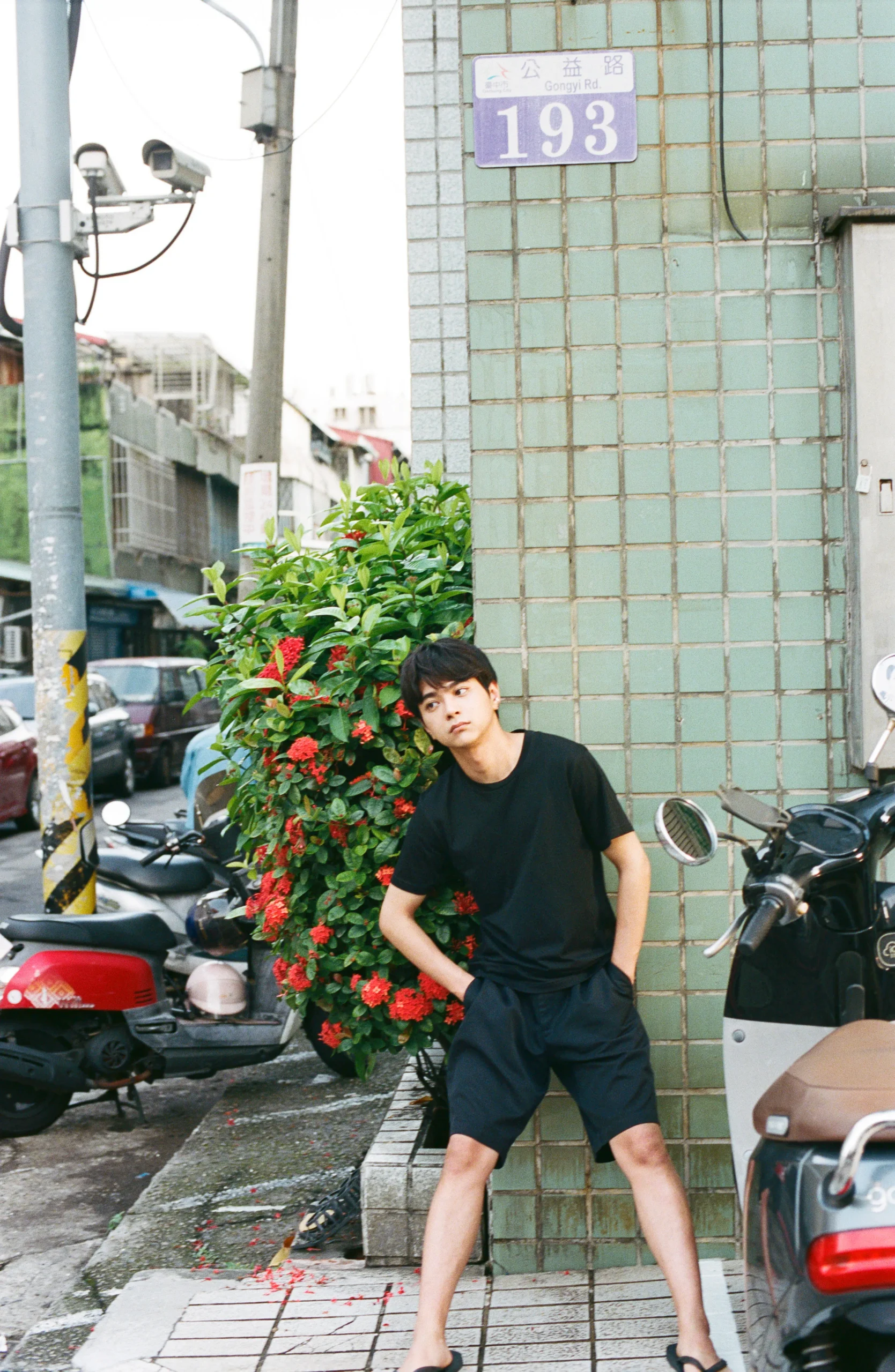 佐藤勝利、自身初のソロ写真集『A Bird on Tiptoe』発売 ｜ カルチャー