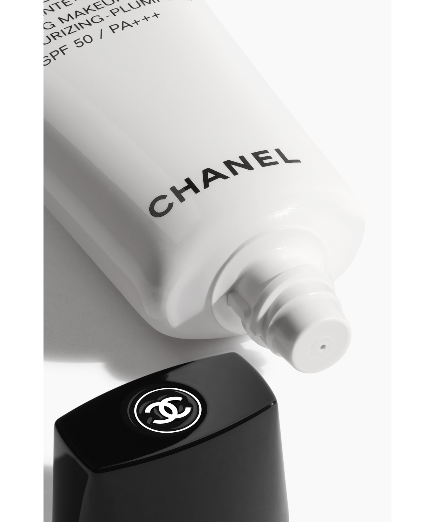 ラ バーズ イルミナトゥリス メークアップ ベース（SPF50/PA+++、肌に
