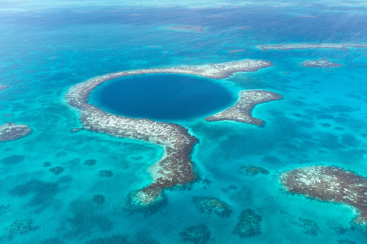 怪物の住処？海にぽっかりあいた大きな穴「ブルーホール」とは