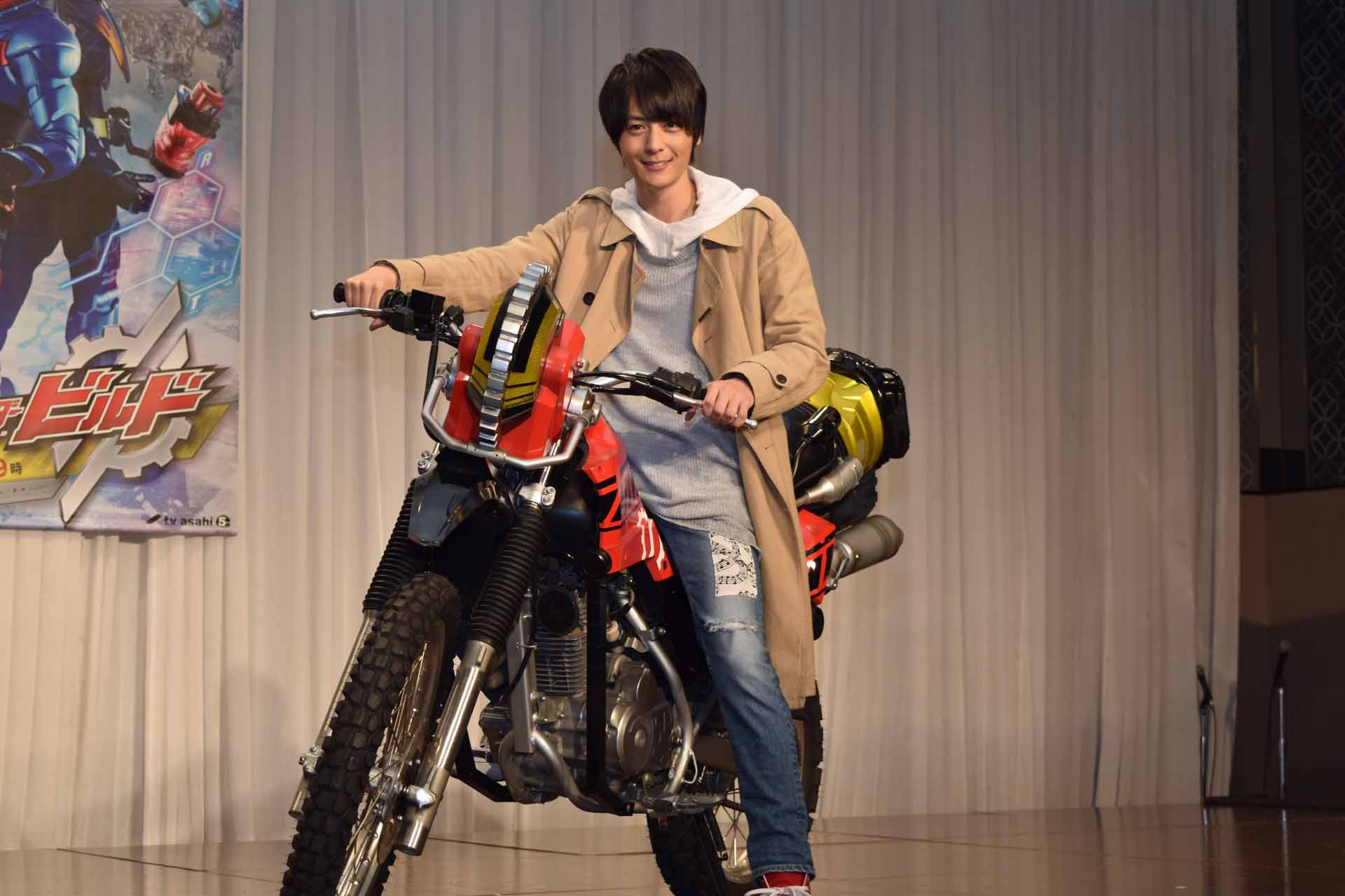 仮面ライダービルド」主演・犬飼貴丈が「ライダーの新たな歴史をビルド