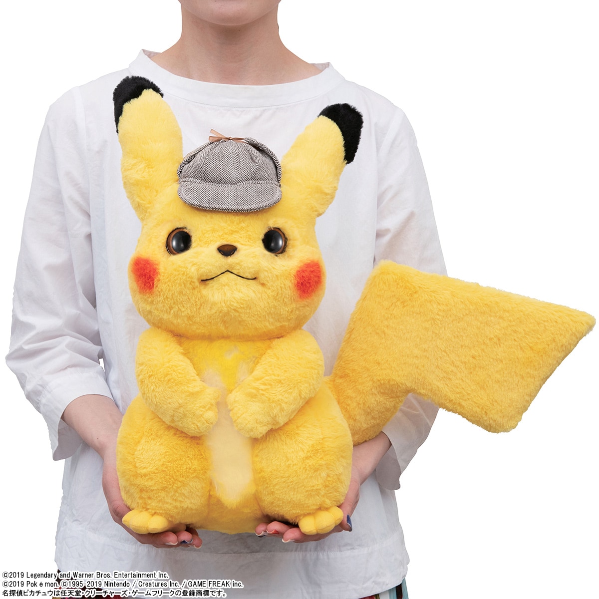 名探偵ピカチュウ」約40cmの“等身大”ぬいぐるみ発売！耳、手、しっぽは