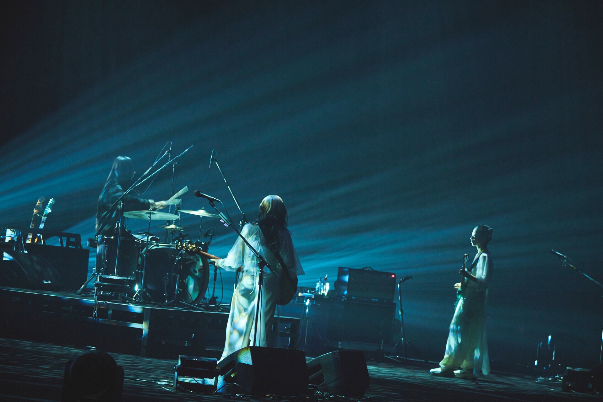 羊文学、満員の横浜アリーナに響かせた3人の轟音「自分の人生じゃない