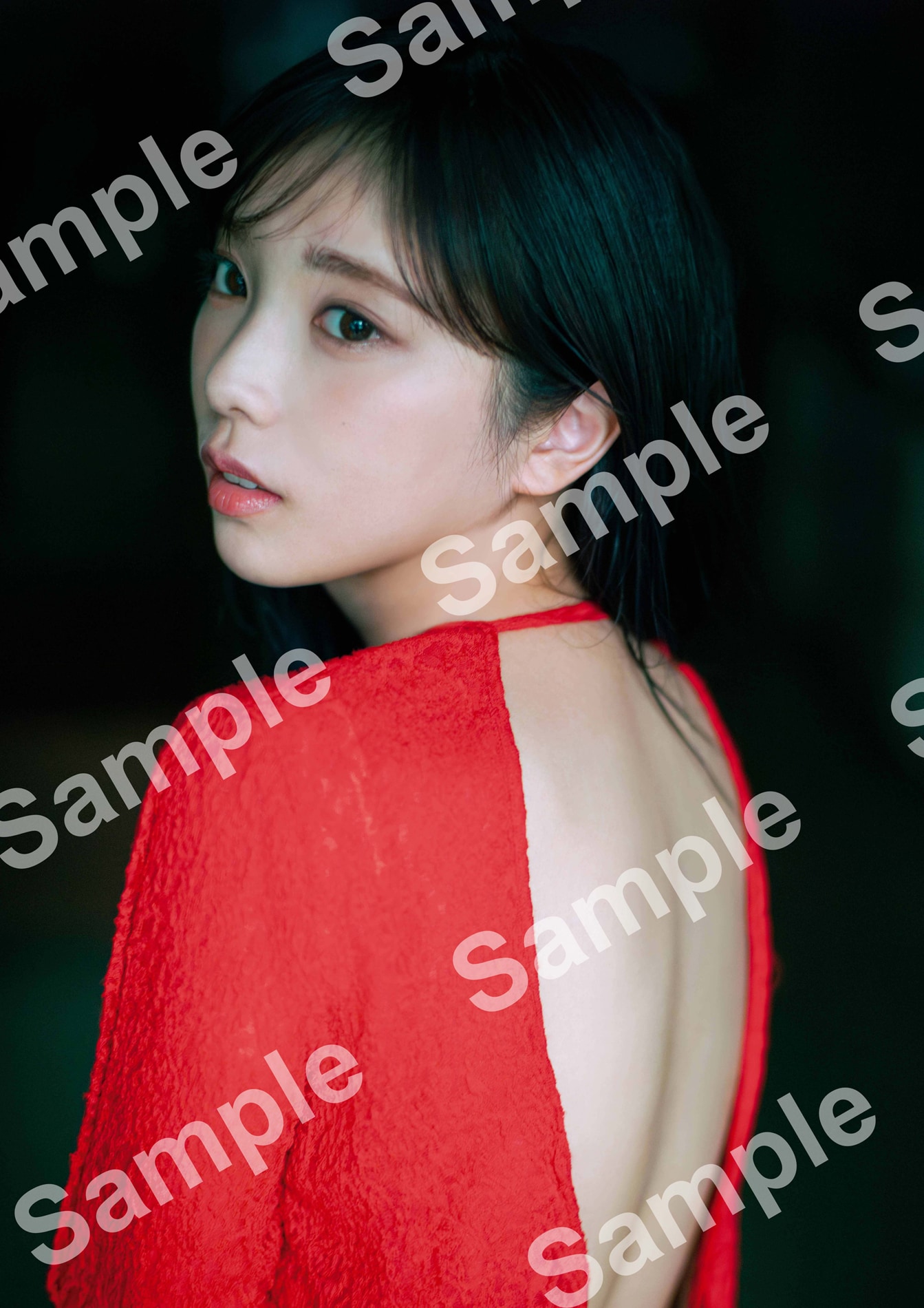 卒業発表した与田祐希がYouTubeで生配信、背中が大胆に開いたドレス姿