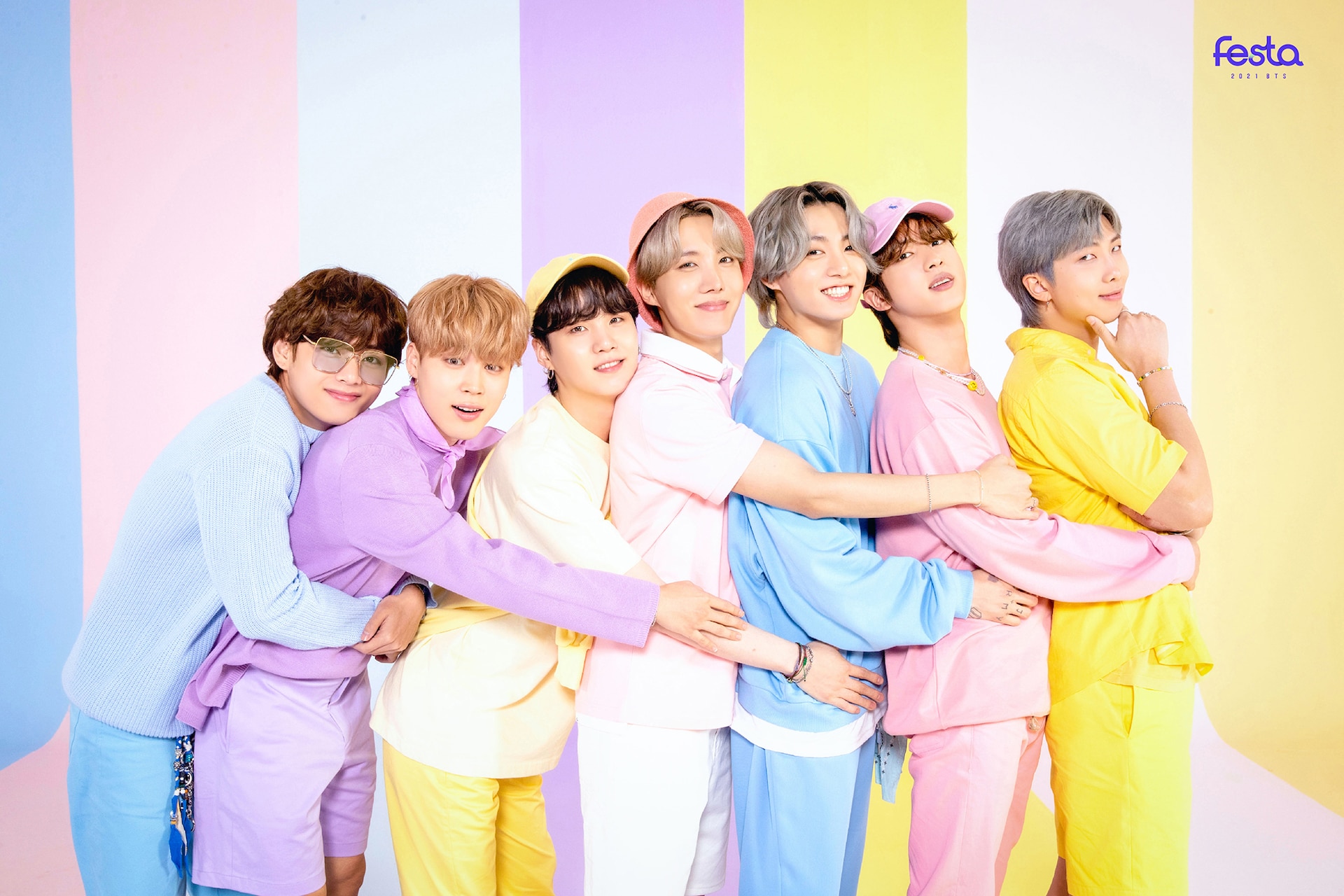 2021 BTS FESTA」初日に公開された家族写真。(c)BIGHIT MUSIC [画像