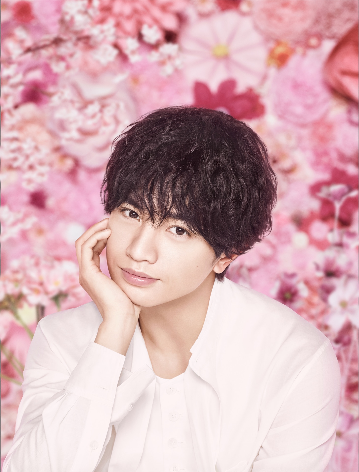 中島健人、ピンクの花に囲まれて“スイート・ケンティ”に（動画あり